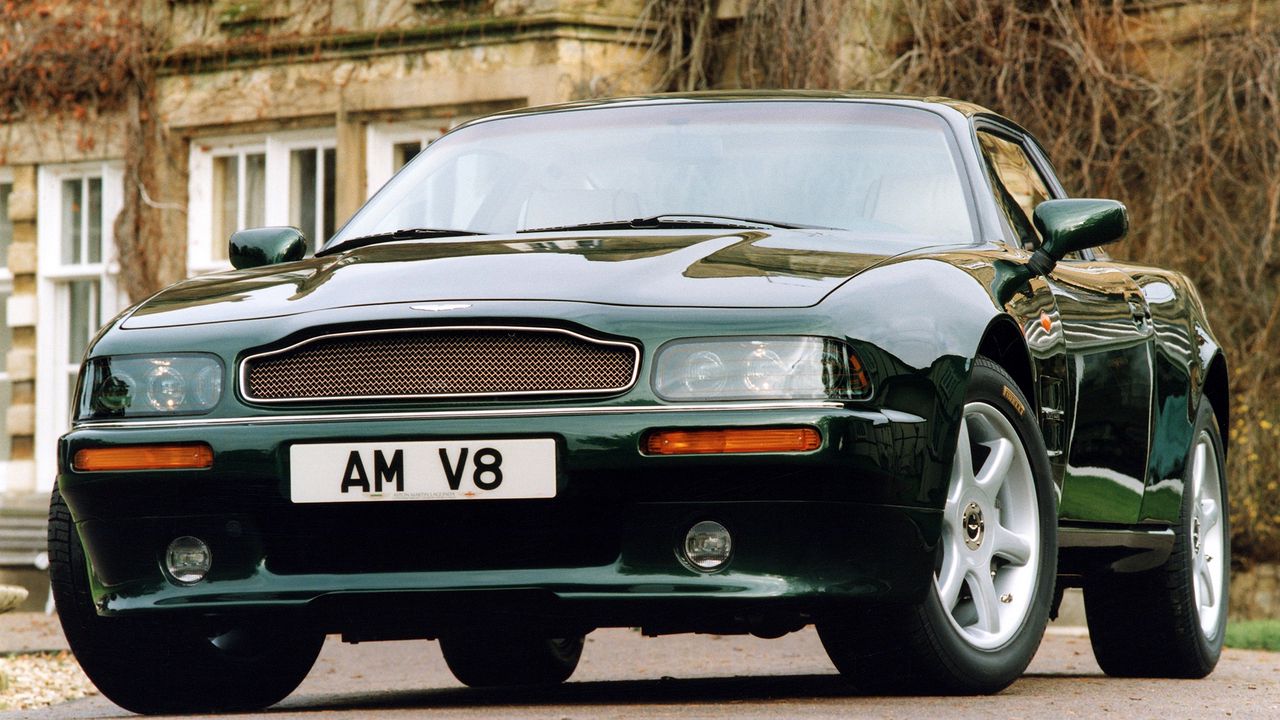 Обои aston martin, v8, coupe, 1996, зеленый, вид спереди, авто, астон мартин, дом