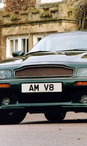 Превью обои aston martin, v8, coupe, 1996, зеленый, вид спереди, авто, астон мартин, дом