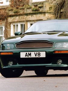 Превью обои aston martin, v8, coupe, 1996, зеленый, вид спереди, авто, астон мартин, дом