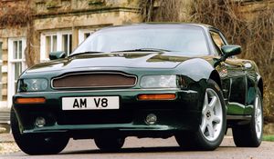 Превью обои aston martin, v8, coupe, 1996, зеленый, вид спереди, авто, астон мартин, дом