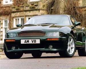 Превью обои aston martin, v8, coupe, 1996, зеленый, вид спереди, авто, астон мартин, дом