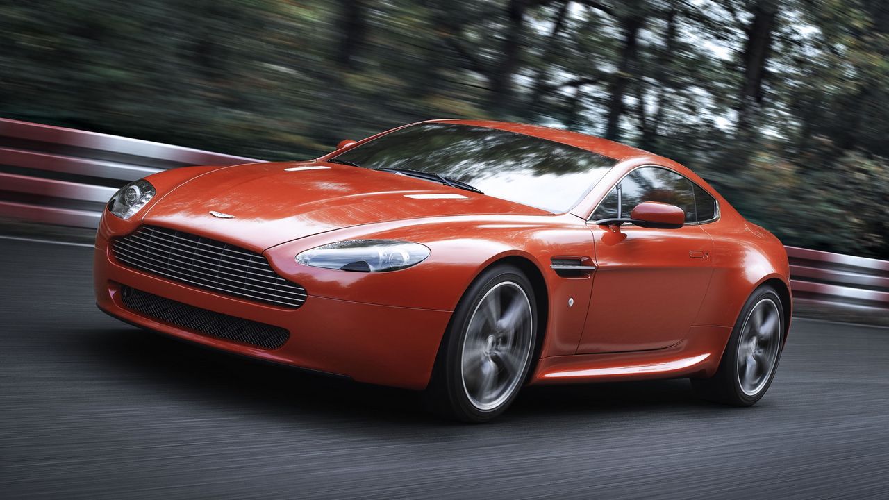 Красный Aston Martin Virage