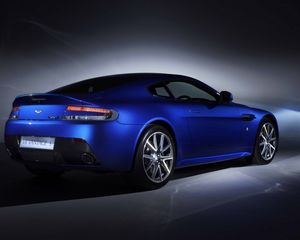 Превью обои aston martin, v8, vantage, 2011, синий, вид сбоку, стиль, астон мартин, авто