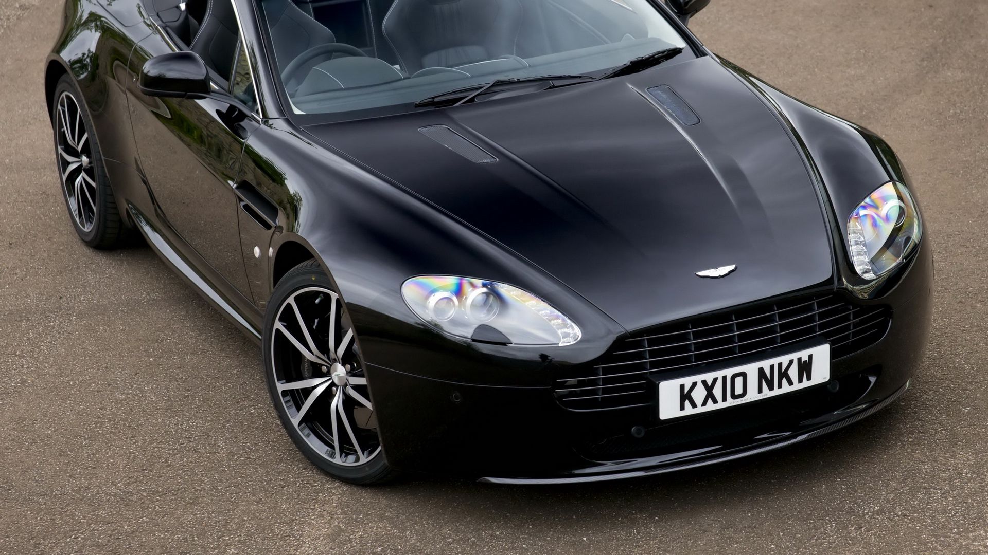 Скачать 1920x1080 aston martin, v8, vantage, 2010, черный, вид спереди, авто,  астон мартин, асфальт обои, картинки full hd, hdtv, fhd, 1080p