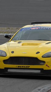 Превью обои aston martin, v8, vantage, 2009, желтый, вид спереди, стиль, астон мартин, асфальт