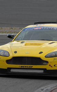 Превью обои aston martin, v8, vantage, 2009, желтый, вид спереди, стиль, астон мартин, асфальт