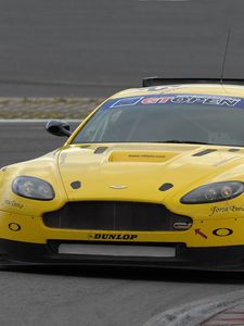 Превью обои aston martin, v8, vantage, 2009, желтый, вид спереди, стиль, астон мартин, асфальт