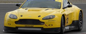 Превью обои aston martin, v8, vantage, 2009, желтый, вид спереди, стиль, астон мартин, асфальт