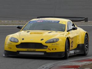 Превью обои aston martin, v8, vantage, 2009, желтый, вид спереди, стиль, астон мартин, асфальт