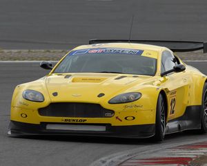 Превью обои aston martin, v8, vantage, 2009, желтый, вид спереди, стиль, астон мартин, асфальт