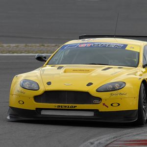 Превью обои aston martin, v8, vantage, 2009, желтый, вид спереди, стиль, астон мартин, асфальт