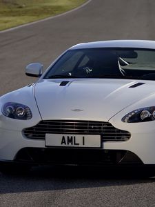 Превью обои aston martin, v8, vantage, 2011, белый, вид спереди, авто, астон мартин