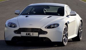 Превью обои aston martin, v8, vantage, 2011, белый, вид спереди, авто, астон мартин