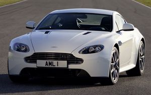 Превью обои aston martin, v8, vantage, 2011, белый, вид спереди, авто, астон мартин