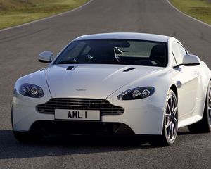 Превью обои aston martin, v8, vantage, 2011, белый, вид спереди, авто, астон мартин