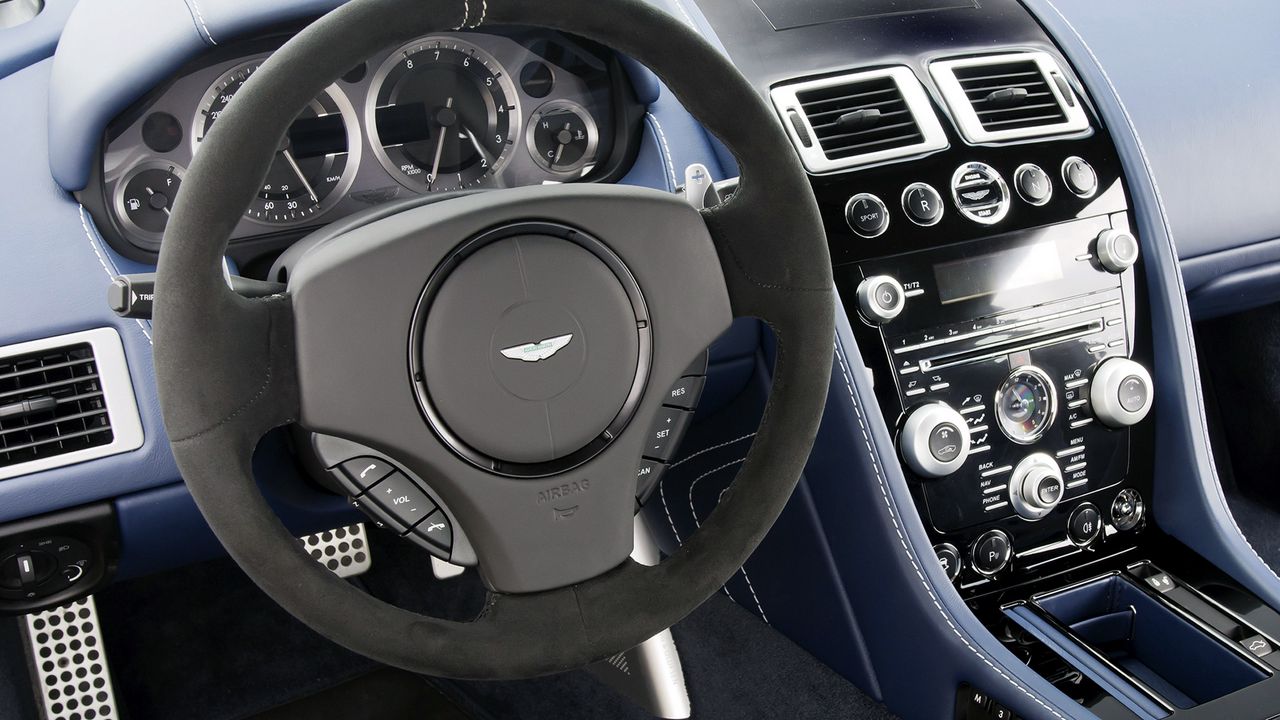 Обои aston martin, v8, vantage, 2011, синий, салон, интерьер, руль, спидометр