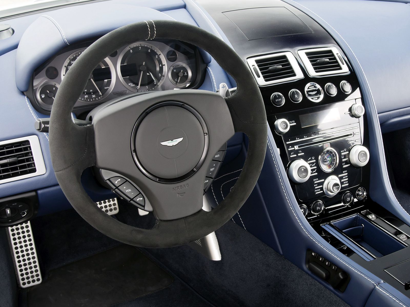 Aston Martin Vantage v12 Interior