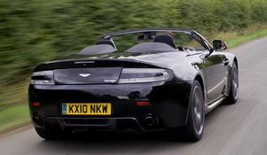 Превью обои aston martin, v8, vantage, 2010, черный, вид сзади, авто, астон мартин, скорость