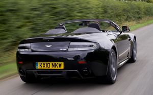 Превью обои aston martin, v8, vantage, 2010, черный, вид сзади, авто, астон мартин, скорость