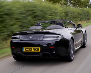 Превью обои aston martin, v8, vantage, 2010, черный, вид сзади, авто, астон мартин, скорость