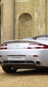 Превью обои aston martin, v8, vantage, 2008, серебряный, вид сзади, стиль, астон мартин, природа