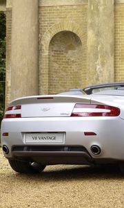 Превью обои aston martin, v8, vantage, 2008, серебряный, вид сзади, стиль, астон мартин, природа