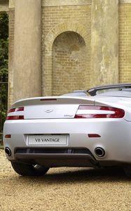 Превью обои aston martin, v8, vantage, 2008, серебряный, вид сзади, стиль, астон мартин, природа