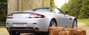 Превью обои aston martin, v8, vantage, 2008, серебряный, вид сзади, стиль, астон мартин, природа