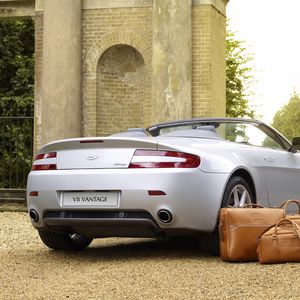 Превью обои aston martin, v8, vantage, 2008, серебряный, вид сзади, стиль, астон мартин, природа