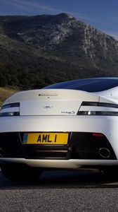 Превью обои aston martin, v8, vantage, 2011, белый, вид сзади, стиль, астон мартин, горы