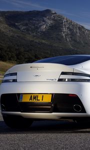 Превью обои aston martin, v8, vantage, 2011, белый, вид сзади, стиль, астон мартин, горы