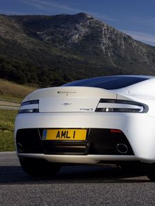 Превью обои aston martin, v8, vantage, 2011, белый, вид сзади, стиль, астон мартин, горы