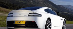 Превью обои aston martin, v8, vantage, 2011, белый, вид сзади, стиль, астон мартин, горы