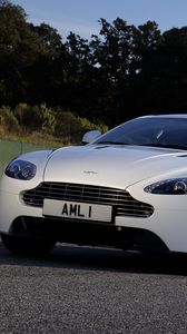 Превью обои aston martin, v8, vantage, 2011, белый, вид спереди, авто, астон мартин, деревья