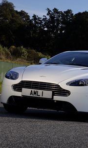 Превью обои aston martin, v8, vantage, 2011, белый, вид спереди, авто, астон мартин, деревья