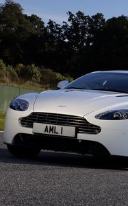 Превью обои aston martin, v8, vantage, 2011, белый, вид спереди, авто, астон мартин, деревья