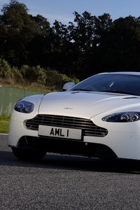 Превью обои aston martin, v8, vantage, 2011, белый, вид спереди, авто, астон мартин, деревья