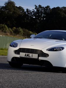 Превью обои aston martin, v8, vantage, 2011, белый, вид спереди, авто, астон мартин, деревья