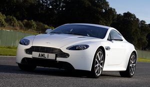 Превью обои aston martin, v8, vantage, 2011, белый, вид спереди, авто, астон мартин, деревья