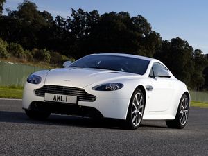 Превью обои aston martin, v8, vantage, 2011, белый, вид спереди, авто, астон мартин, деревья