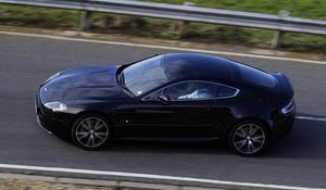 Превью обои aston martin, v8, vantage, 2010, черный, вид сбоку, стиль, астон мартин, скорость