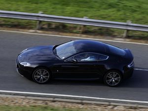 Превью обои aston martin, v8, vantage, 2010, черный, вид сбоку, стиль, астон мартин, скорость