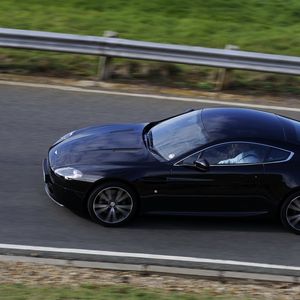 Превью обои aston martin, v8, vantage, 2010, черный, вид сбоку, стиль, астон мартин, скорость