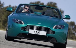 Превью обои aston martin, v8, vantage, 2011, зеленый, вид спереди, авто, астон мартин, асфальт