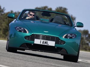 Превью обои aston martin, v8, vantage, 2011, зеленый, вид спереди, авто, астон мартин, асфальт