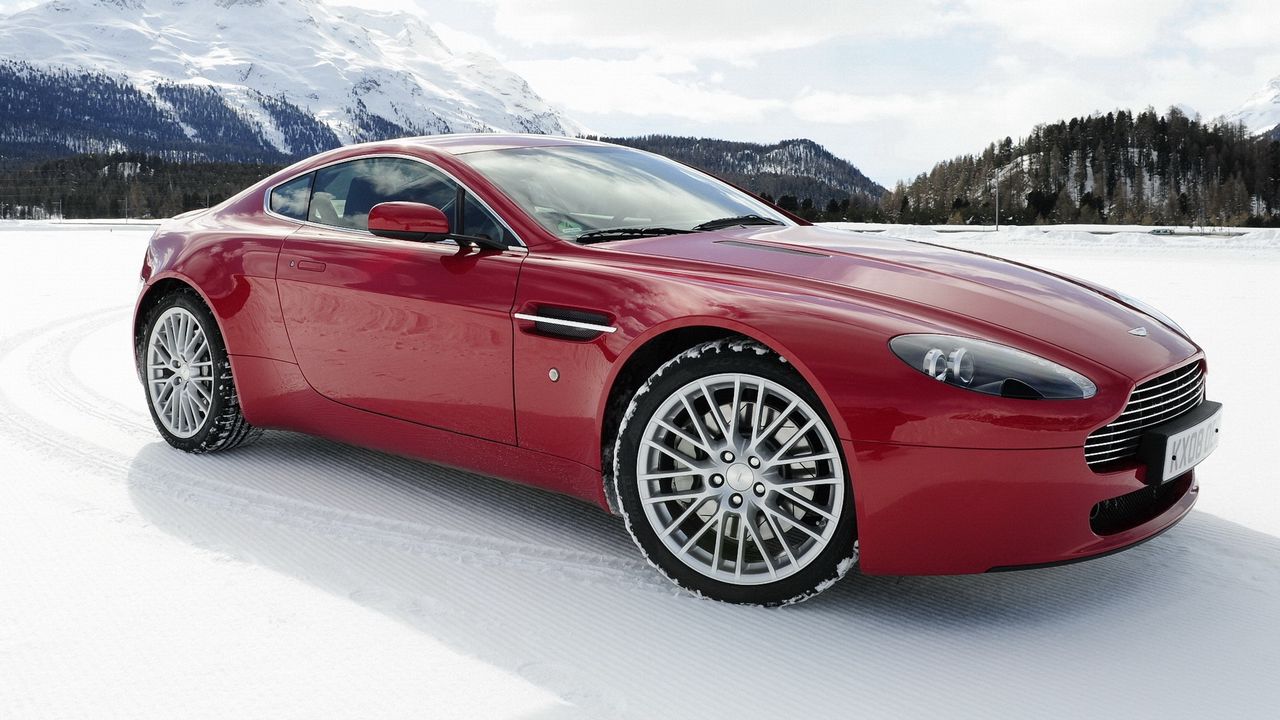 Обои aston martin, v8, vantage, 2008, красный, вид сбоку, авто, астон мартин, снег, горы