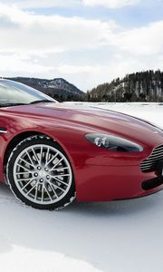 Превью обои aston martin, v8, vantage, 2008, красный, вид сбоку, авто, астон мартин, снег, горы