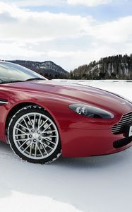 Превью обои aston martin, v8, vantage, 2008, красный, вид сбоку, авто, астон мартин, снег, горы