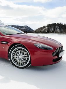 Превью обои aston martin, v8, vantage, 2008, красный, вид сбоку, авто, астон мартин, снег, горы