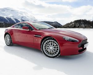 Превью обои aston martin, v8, vantage, 2008, красный, вид сбоку, авто, астон мартин, снег, горы